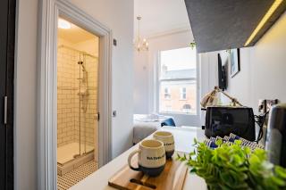 Modern Suite 47, Grove Park, Wi-Fi & TV - 8