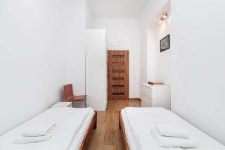 Spacious 4 Bedroom Apartment - Main Square, Planty - by Upstairs - 1
