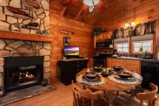 Cozy Cabin Retreat Near Helen Hot Tub Fireplace - 5