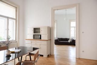 Classic elegant apartment with beautiful daylight - 2