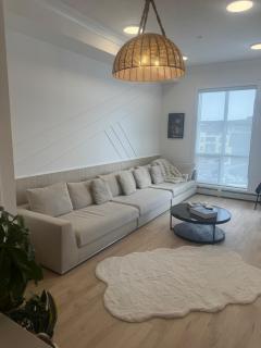 Luxury Elegant Condo Prime Location & Parking - 0