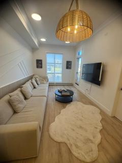 Luxury Elegant Condo Prime Location & Parking - 7