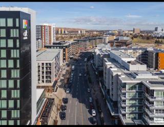 Luxury Elegant Condo Prime Location & Parking - 3