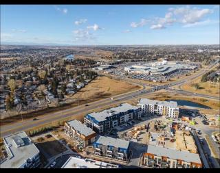 Luxury Elegant Condo Prime Location & Parking - 2