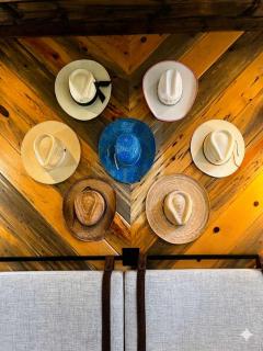 New HGTV Cabin: Hot Tub BBQ Firepit Sleeps 10 - 7