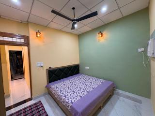 Shri Radha Ballabh Niwas Vrindavan - 3