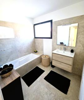 Appartement neuf T3 avec terrasse, parking et climatisation à Ajaccio - Ajaccio - 3