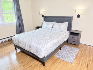 Convenient Stays-with Free Parking, Heat&AC Apt 7 - 5