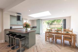 Maybush Retreat - stunning, spacious 4 bed home - 1