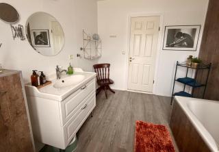 Nýlenda - Charming Two Bedroom Seaside Property, Mountain and Town Views - 3