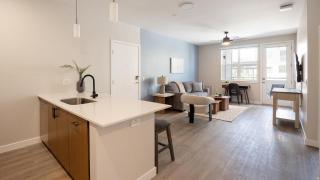 Landing Incredible 1BD Pool Gym - 4