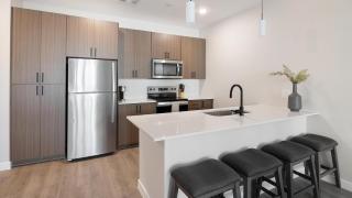 Landing Incredible 1BD Pool Gym - 3
