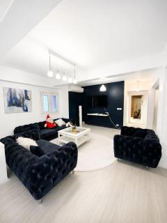 Chic Stays - Modern Arabian 2 BR - Agouza - 0