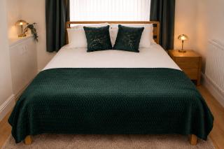 Stylish 4BR for Groups, Sleeps 7, 2 WCs, Free Parking - 7