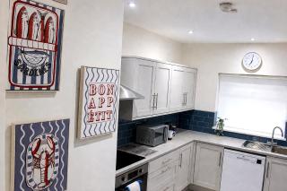 Stylish 4BR for Groups, Sleeps 7, 2 WCs, Free Parking - 5