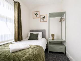 Stylish 4BR for Groups, Sleeps 7, 2 WCs, Free Parking - 7