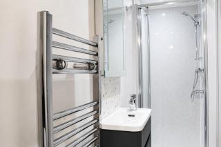 Stylish 4BR for Groups, Sleeps 7, 2 WCs, Free Parking - 4