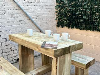 Stylish 4BR for Groups, Sleeps 7, 2 WCs, Free Parking - 1