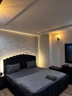 Cinematic Luxury 2 BHK, Designer Interior, Staycation retreat, Gulberg Greens Isb - 9