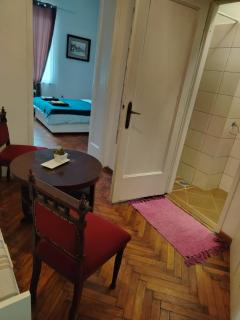 Cozy Downtown Apartment - 6