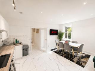 MASSIVE 2 bed,2 bath with private garden and free parking - 8