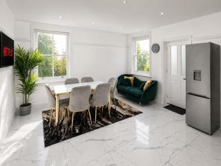 MASSIVE 2 bed,2 bath with private garden and free parking - 0