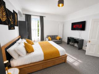 MASSIVE 2 bed,2 bath with private garden and free parking - 5