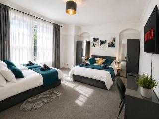 MASSIVE 2 bed,2 bath with private garden and free parking - 6