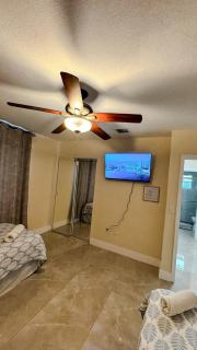 Relaxing 3 Bedroom House-Close to Beaches and Airport! - 6