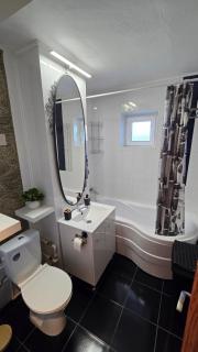 Modern Family Stay near CNE - Parking & Workspace - 7