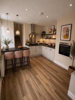 Spacious 4BR Home Near Babcock & Dockyard - 5