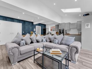 Luxury Manor home, 6-car drv, Pool table big, Fully equipped home for families and contractors - 0