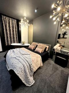 Cinema flat with bathtub in bedroom and parking, sleeps 4 - 7