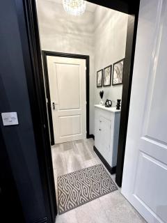 Cinema flat with bathtub in bedroom and parking, sleeps 4 - 6