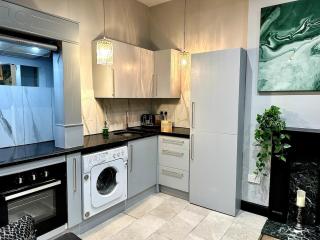 Cinema flat with bathtub in bedroom and parking, sleeps 4 - 4