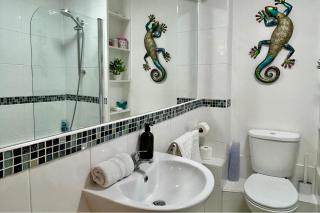 Character Bedford Apartment with Two Bedrooms - 9