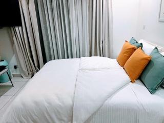 Cozy Studio Apt at Embassy Gardens with Fast Wi-Fi, Gym and Pool - 8