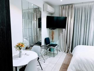 Cozy Studio Apt at Embassy Gardens with Fast Wi-Fi, Gym and Pool - 4