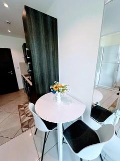 Cozy Studio Apt at Embassy Gardens with Fast Wi-Fi, Gym and Pool - 5