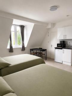 KW SELF CONTAINED STUDIOS ALEXANDRA PALACE COLLECTiON - 1
