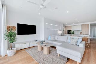 Beachside Bliss - Sea Views & 300m to Kings Beach - 3