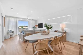 Beachside Bliss - Sea Views & 300m to Kings Beach - 4