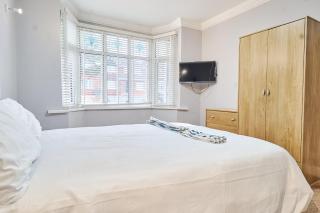 Spacious 6 BR Home in Handsworth wood - 8