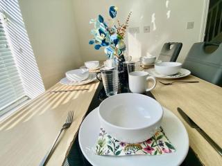 4 Bed House with Driveway Parking for 2 Cars - Rugby - Sleeps 10! Perfect for groups! - 4