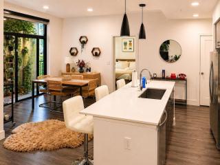 Walk to FIFA World Cup and Medical Center, 2BR Highrise Sleeps 5 - 6