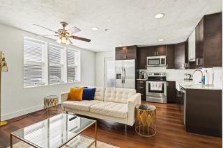 Downtown Omaha - Elevated Studio & 1-Bed Stays - 0
