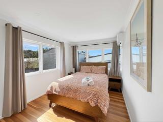 3BR Caloundra Home Walk to Beach Boat Parking - 2