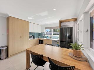 3BR Caloundra Home Walk to Beach Boat Parking - 3