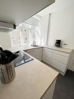 Beautiful 3 bedroom city central apartment - 7