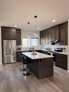 Modern Calgary Home - Airport Retreat - 4 Bedroom - Sleeps 8- AC - Luxury Living - 7